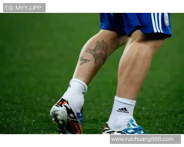 足球明星腿部纹身艺术展示男士魅力与个性风采